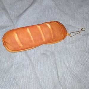 Baguette style pencil or accessories holder with zippered closure